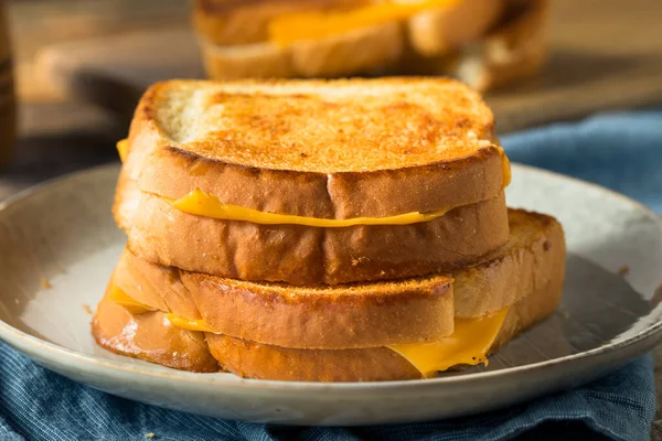 Домашний Сэндвич Жареным Сыром — стоковое фото
