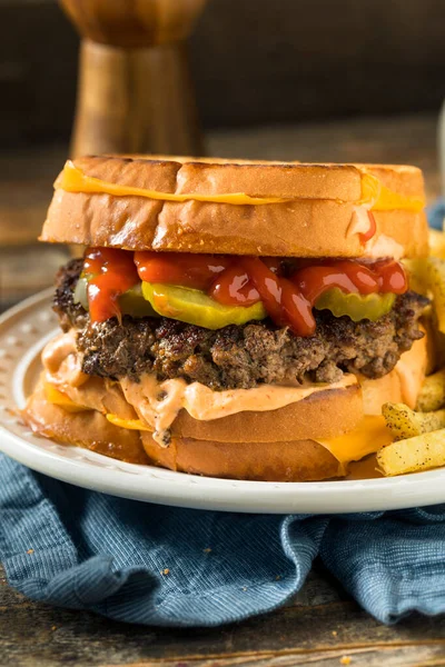 Hamburguesa Queso Parrilla Poco Saludable Con Papas Fritas Encurtidos —  Fotos de Stock