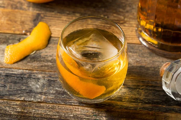 Whiskey Japonés Boozy Old Fashioned Con Una Cáscara Naranja — Foto de Stock