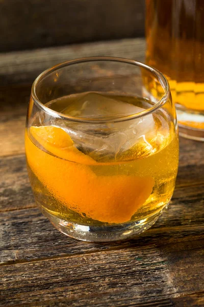 Пьяный Японский Виски Апельсиновой Кожурой — стоковое фото