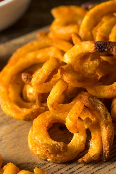 Hausgemachte Gewürzt Lockige Pommes Frites Mit Ketchup — Stockfoto