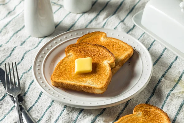 自制热黄油烤面包 放在盘子里当早餐 — 图库照片