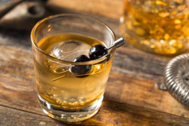 Maraschino Kirazları ve Küre Buzu ile İçkili Viski Eski Modası