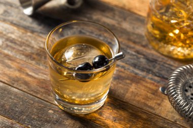 Maraschino Kirazları ve Küre Buzu ile İçkili Viski Eski Modası