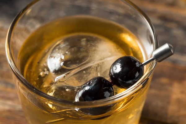 Borbón Boozy Old Fashioned Con Cerezas Maraschino Hielo Esfera —  Fotos de Stock