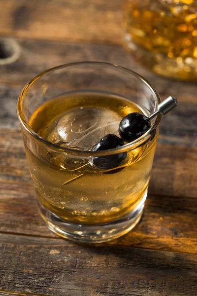 Bebida Bourbon Old Fashioned Com Cerejas Marrasquino Gelo Esfera — Fotografia de Stock