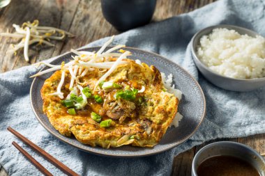 Ev yapımı Çin yumurtası Foo Yung omleti ve pilav.