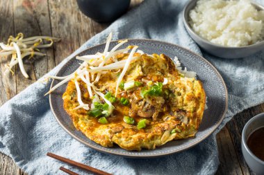 Ev yapımı Çin yumurtası Foo Yung omleti ve pilav.