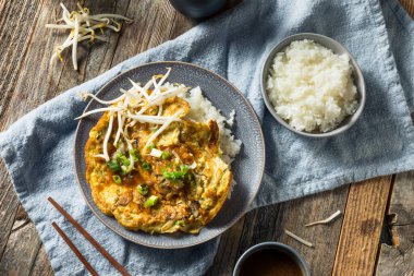 Ev yapımı Çin yumurtası Foo Yung omleti ve pilav.