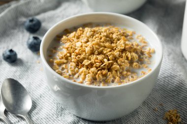 Sağlıklı Organik Granola ve Kahvaltı İçin Süt Kasesi
