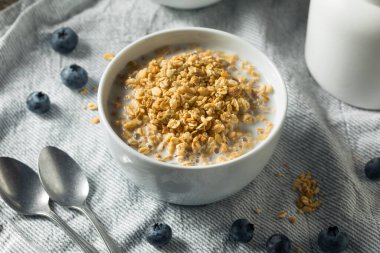 Sağlıklı Organik Granola ve Kahvaltı İçin Süt Kasesi