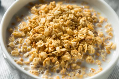 Sağlıklı Organik Granola ve Kahvaltı İçin Süt Kasesi