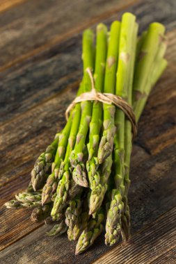 Çiğ organik yeşil kuşkonmaz Pişirmeye hazır