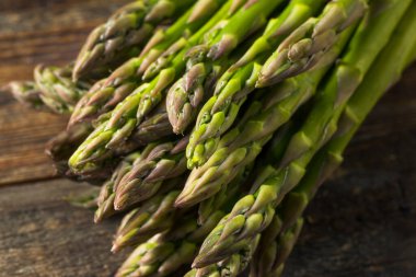 Çiğ organik yeşil kuşkonmaz Pişirmeye hazır