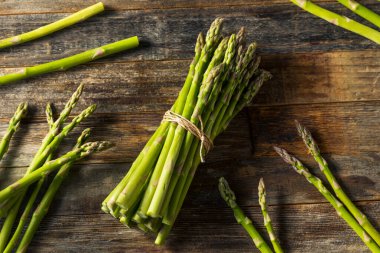 Çiğ organik yeşil kuşkonmaz Pişirmeye hazır