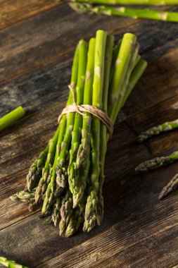 Çiğ organik yeşil kuşkonmaz Pişirmeye hazır