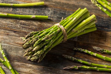 Çiğ organik yeşil kuşkonmaz Pişirmeye hazır