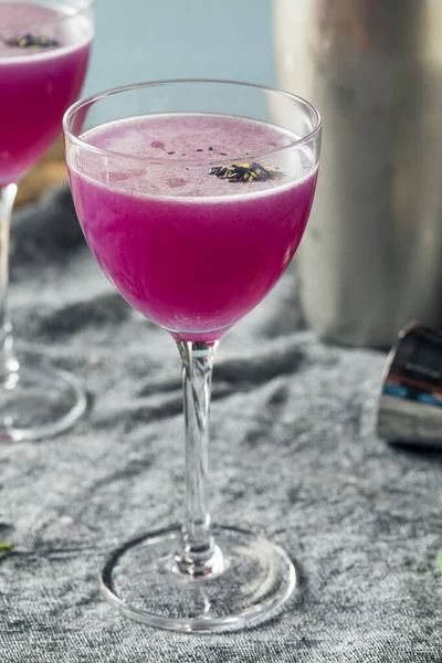Boozy Purple Butterfly Pea Flower Gin Cocktail Ready Drink — Stock Photo, Image