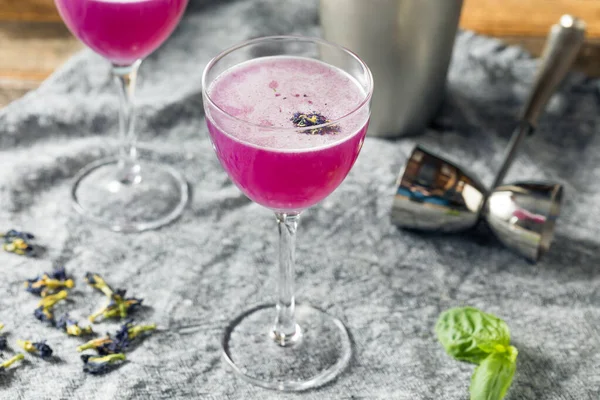 Boozy Viola Farfalla Pisello Fiore Gin Cocktail Pronto Bere — Foto Stock