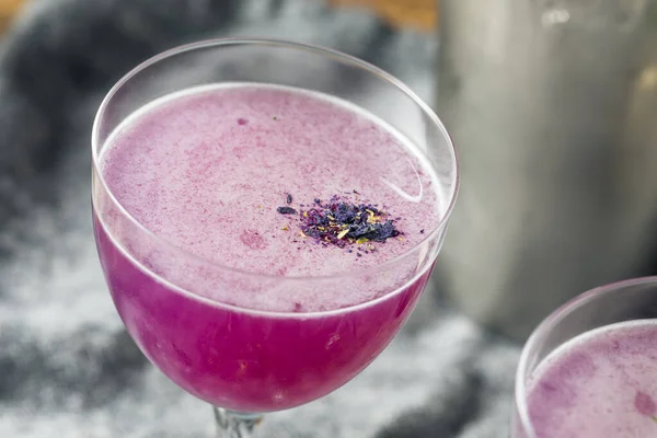 Boozy Purple Butterfly Erbsenblume Gin Cocktail Trinkfertig — Stockfoto