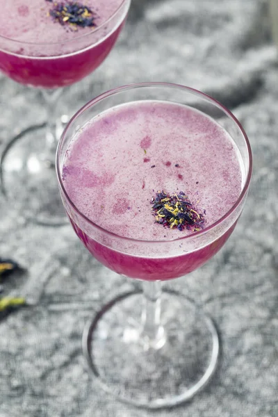 Пьяный Фиолетовый Коктейль Цветок Гороха Джин Готов Выпивке — стоковое фото
