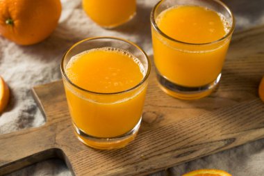 Taze sıkılmış portakal suyu bardakta.