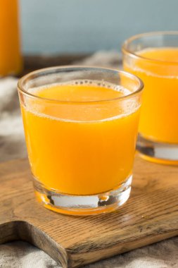 Taze sıkılmış portakal suyu bardakta.