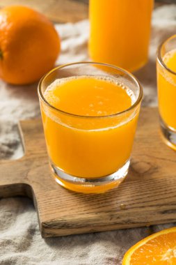 Taze sıkılmış portakal suyu bardakta.
