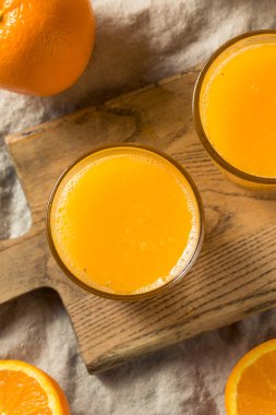 Taze sıkılmış portakal suyu bardakta.