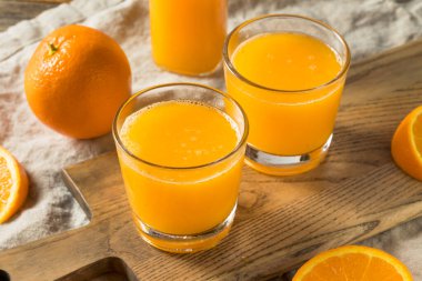 Taze sıkılmış portakal suyu bardakta.