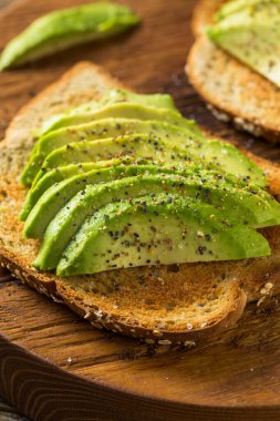 Tuz ve biberli ev yapımı sağlıklı avokado tostu.