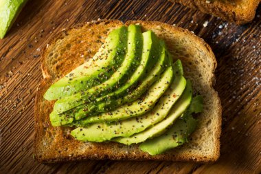 Tuz ve biberli ev yapımı sağlıklı avokado tostu.