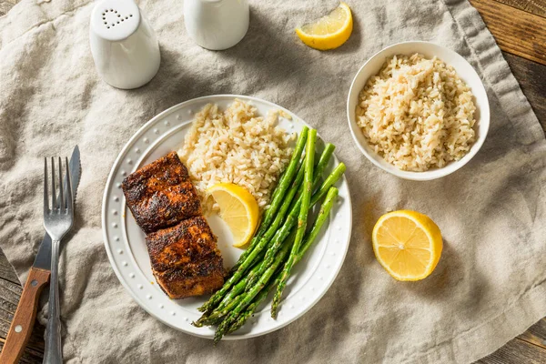 Pescado Blanco Mahimahi Ennegrecido Casero Con Espárragos Arroz — Foto de Stock