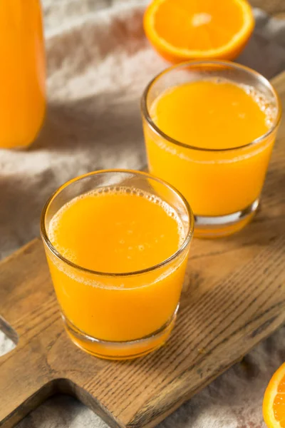 玻璃杯中新鲜的橙汁 — 图库照片