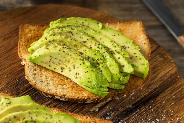 Gesunder Hausgemachter Avocado Toast Mit Salz Und Pfeffer — Stockfoto