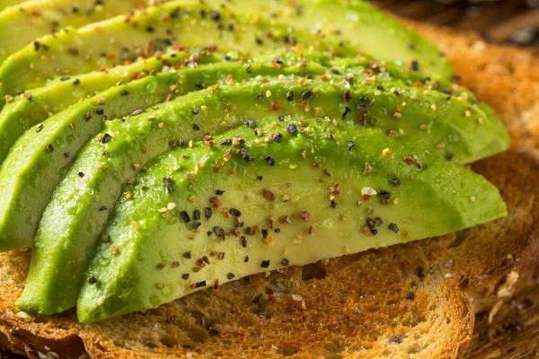 Friska Hemlagad Avokado Toast Med Salt Och Peppar — Stockfoto