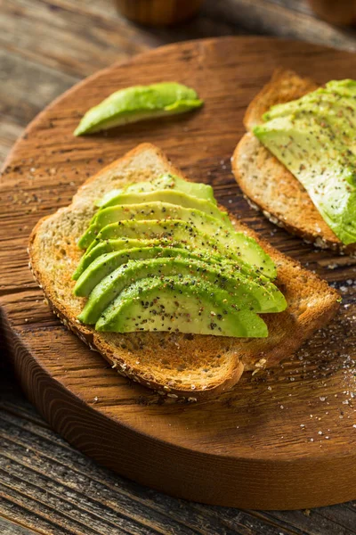 Gesunder Hausgemachter Avocado Toast Mit Salz Und Pfeffer — Stockfoto