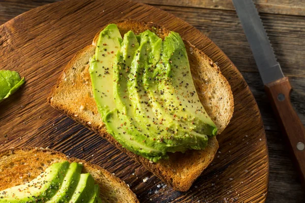 Gesunder Hausgemachter Avocado Toast Mit Salz Und Pfeffer — Stockfoto