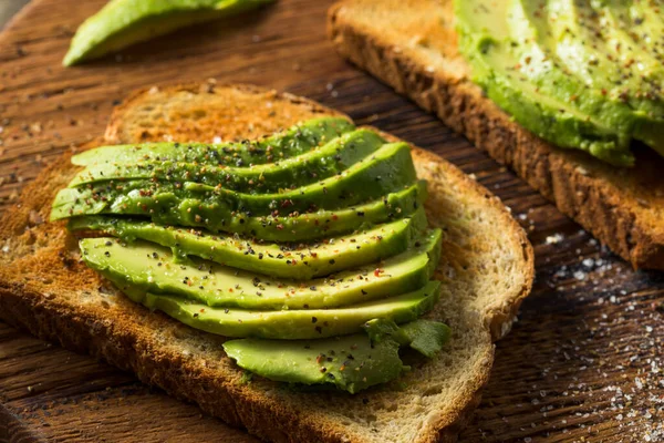 Friska Hemlagad Avokado Toast Med Salt Och Peppar — Stockfoto