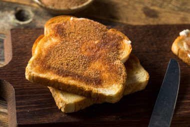 Kahvaltıda yemek için ev yapımı Tarçın Şekerli Tost