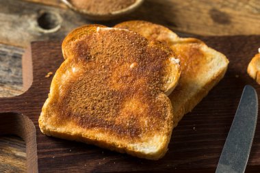 Kahvaltıda yemek için ev yapımı Tarçın Şekerli Tost