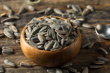 Çiğ organik ayçiçeği tohumları kasede, yemeye hazır.
