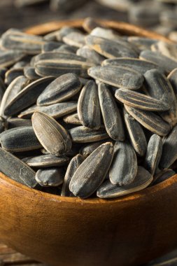 Çiğ organik ayçiçeği tohumları kasede, yemeye hazır.