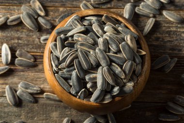 Çiğ organik ayçiçeği tohumları kasede, yemeye hazır.