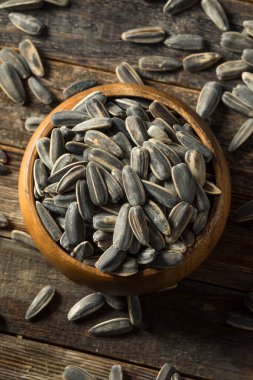 Çiğ organik ayçiçeği tohumları kasede, yemeye hazır.