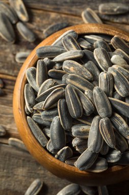 Çiğ organik ayçiçeği tohumları kasede, yemeye hazır.