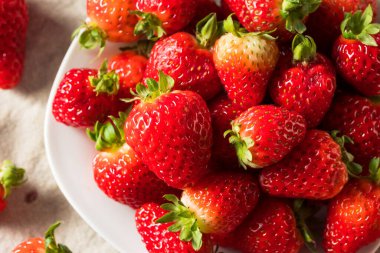 Bir demet çiğ organik çilek.