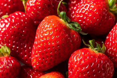 Bir demet çiğ organik çilek.