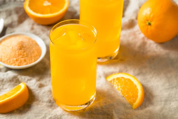 Słodki Orzeźwiający Sproszkowany Napój Pomarańczowy Szklance — Zdjęcie stockowe