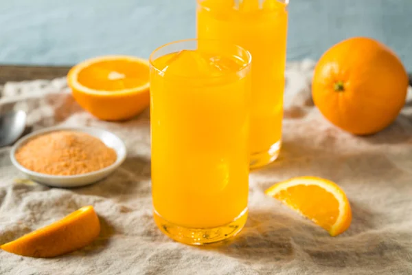 Söt Uppfriskande Pulveriserad Orange Dricka Ett Glas — Stockfoto